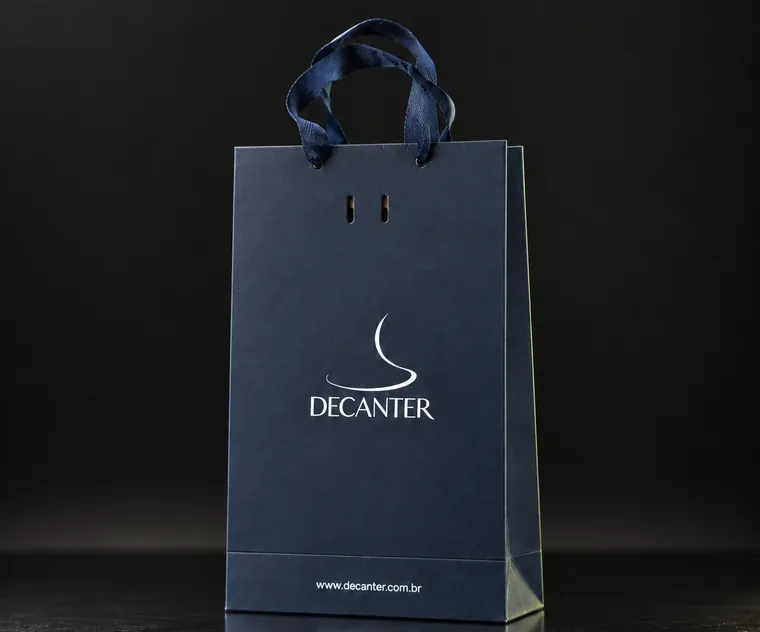 Sacola de papel azul-escura da Decanter com alças de gorgurão