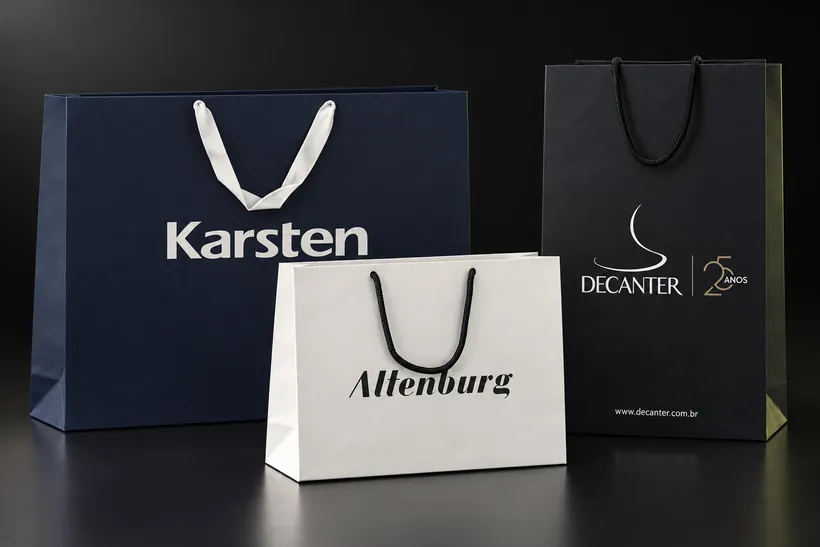 Sacolas de papel personalizadas Karsten, Altenburg e Decanter com alças de fita e cordão
