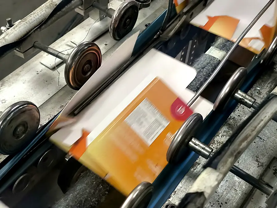 Cartuchos passando pela máquina coladeira
